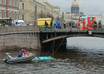 Sankt-Peterburqda avtobus körpüdən çaya düşüb, 6 nəfər ölüb - Hadisə anının videosu- Foto, Yenilənib
