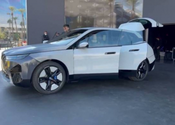 Dünyada ilk dəfə: BMW rəngini dəyişə bilən avtomobil təqdim etdi