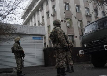 Polis Almatının mərkəzi küçələrini bağlayıb