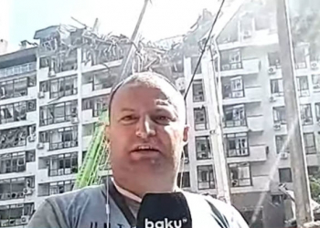 Baku TV əməkdaşının Kiyevdə raket zərbəsinə tuş gələn yaşayış binasından reportajı