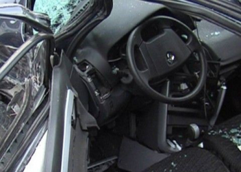 “Mercedes” dirəyə çırpıldı: 2 nəfər öldü