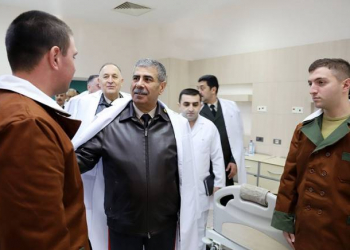 Zakir Həsənov hospitalda müalicə olunan hərbçilərlə görüşüb