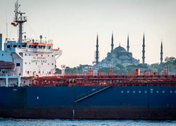 Türkiyə neft daşıyan tankerləri boğazlardan buraxmağa başlayıb