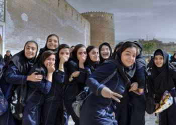 İranda məktəbli qızların zəhərlənməsi ilə bağlı 100-dən çox adam həbs edilib