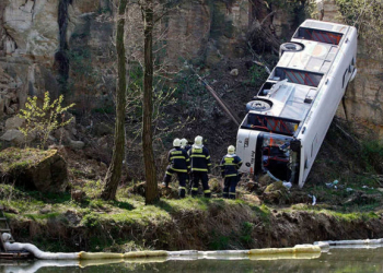 Peruda 76 nəfəri daşıyan avtobus dərəyə yuvarlanıb