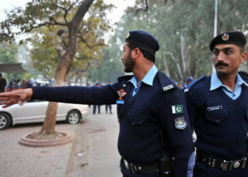 Pakistan polisi İmran Xanın evini mühasirəyə alıb