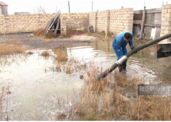 Sumqayıtda kanal daşıb, 10 minə yaxın sakinin yaşadığı ərazini su basıb - Fotolar