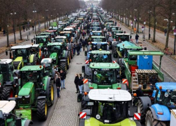 Berlində fermerlər 250 traktorla etiraz aksiyasına çıxıblar
