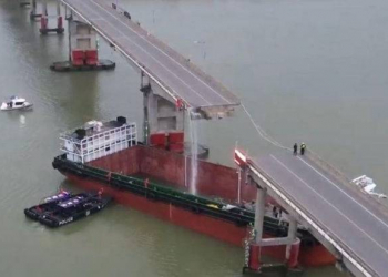 Çində yük gəmisi körpüyə çırpıldı: Avtomobillər suya düşdü - Video