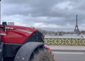 Parisdə fermerlər traktorlarla etiraz edirlər - Video