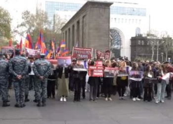 Ermənistan Xarici İşlər Nazirliyinin binası qarşısında etiraz aksiyası keçirilir