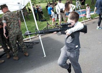 İşğal olunmuş Xersonda silahlı “uşaq bayramı” keçirilib - Video