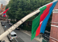 Azərbaycanın Londondakı səfirliyinin önündə üçrəngli bayrağımız dalğalanır - Video