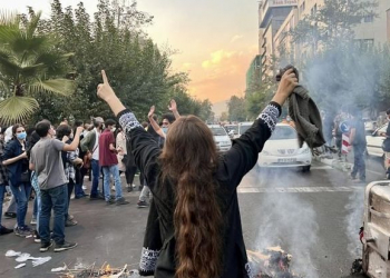 İran polisi etirazçı qadınları gülləbaran etdi - Foto, Video