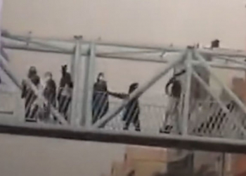 İranlı qızlar hicablarını çıxardaraq etiraz etdilər: Sürücülər dəstək verdi - Video