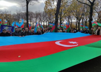 Azərbaycanlılar Fransa Milli Assambleyasının qarşısında etiraz aksiyası keçirirlər