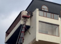 Bakıda binanın mansardında tikilən əlavə balkon sökülür - Video, Yenilənib