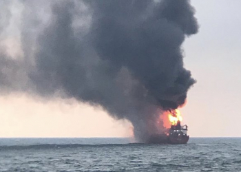 Qırmızı dənizdə kimyəvi maddə daşıyan tanker raketlə vurulub