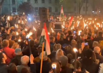 Budapeştdə minlərlə insan Orbanın istefasını tələb edib